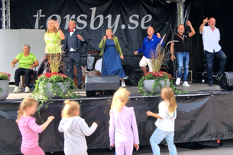 Rörelseglädje, uppvärningspass med sju dansande personer på scenen