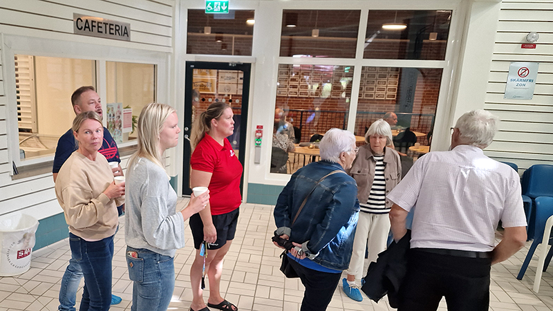 Sju personer på rundvandring i nya TorsbyBadet.