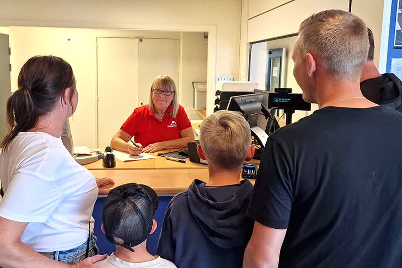 I receptonen i TorsbyBadet. Flera personer stå i kö.