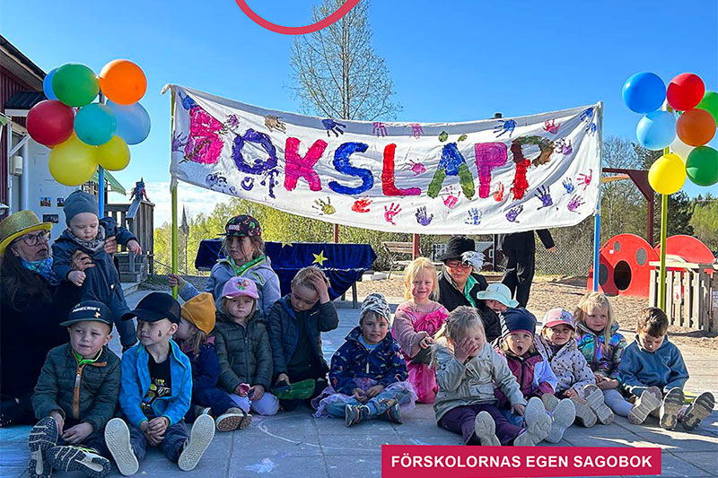 En mängd barn och en skylt "boksläpp"