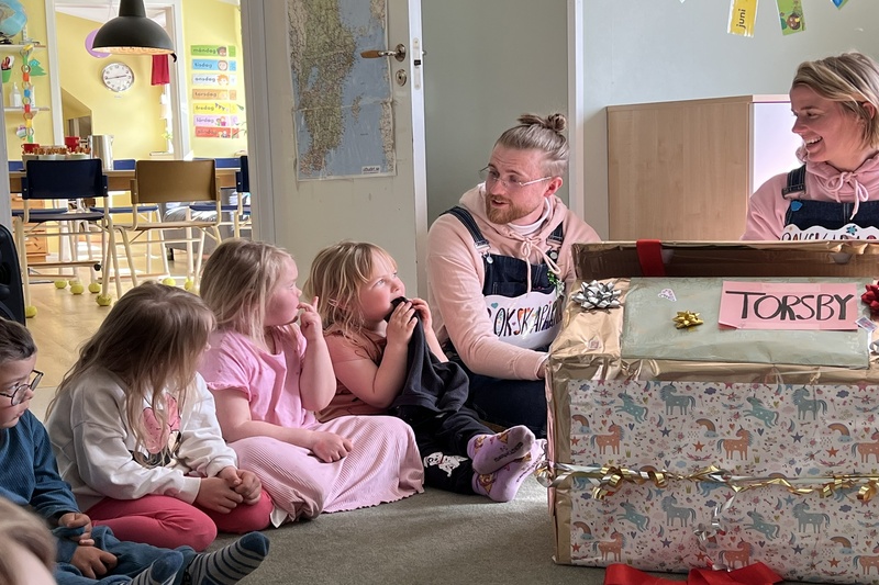 Barnen pratar med de vuxna som kommit med paketet