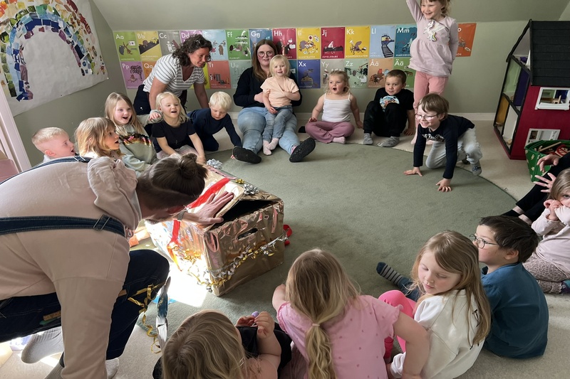 Barnen tittar på paketet som öppnas