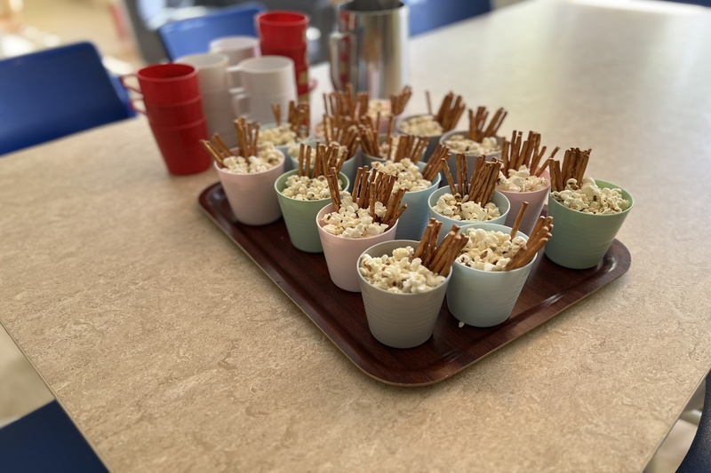 Popcorn och salta pinnar i glas till barnen
