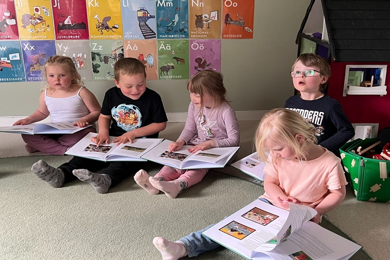 Barnen läser i boken