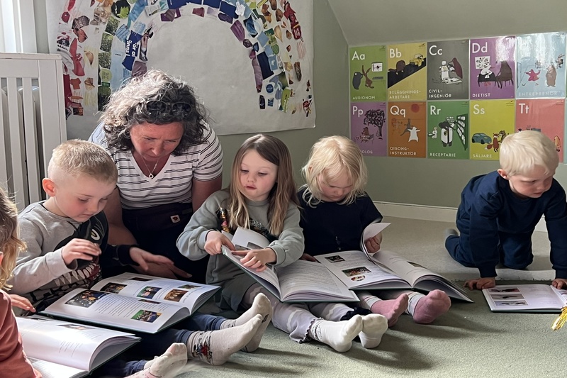 Barn och personal läser i boken