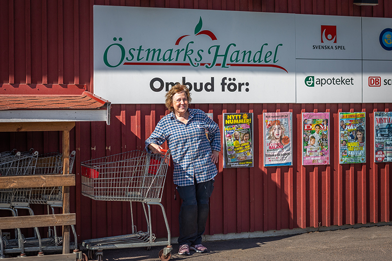 Bild på Eva Eriksson utanför butiken