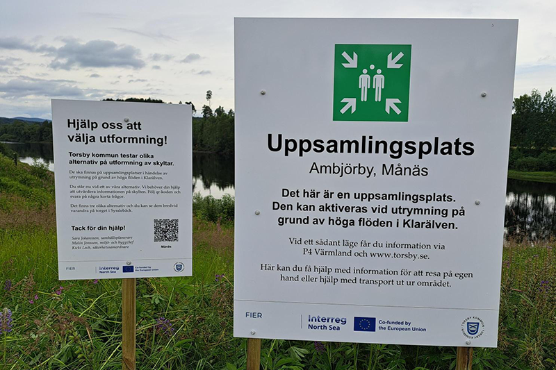 Testskylt uppsatt i Månäs, vid brofästet.