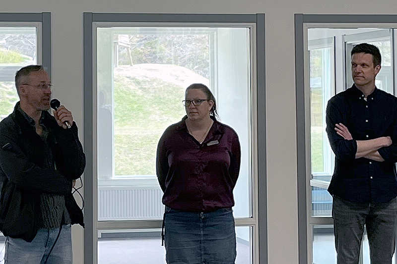 Från vänster: Barn- och utbildningsnämndens ordförande Adam Passin, rektor Madelene Cicek och skolchef Johan Nilsson berättar om ombyggnationsprocessen och förklarar ombyggnadsetapp två av tre klar och invigd.