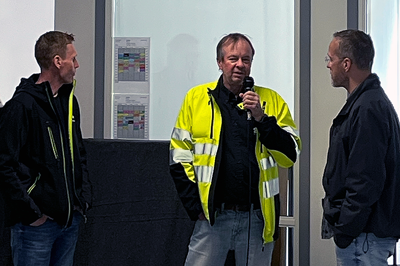 Från vänster: Två representanter från totalentreprenören Elms Byggnadsfirma AB, platscheferna Ulf Nilsson och Stefan Bengtsson, berättar om ombyggnadsarbetet på Kvistbergsskolan i Sysslebäck. Till höger: Barn- och utbildningsnämndens ordförande Adam Passin.