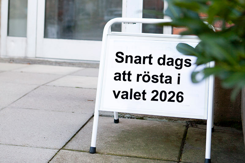 Skylt utanför en dörr. På skylten står det Snart dags rösta i valet 2026