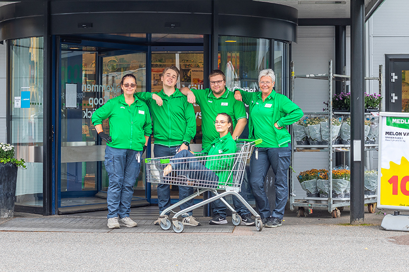 Bild på personalen utanför Coop Sysslebäck. Lena Andersson, André Styffe, Marcus  Andersson Överby, I korgen sitter Caroline Olsson