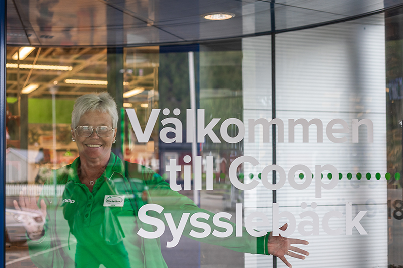 Bild på Christina Olsson i entrén till Coop Sysslebäck