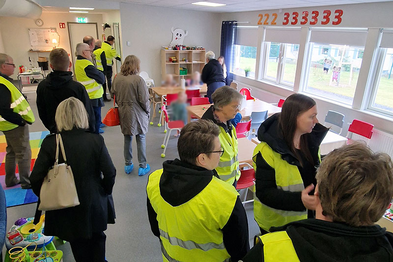 Förskolebild med vuxna och barn